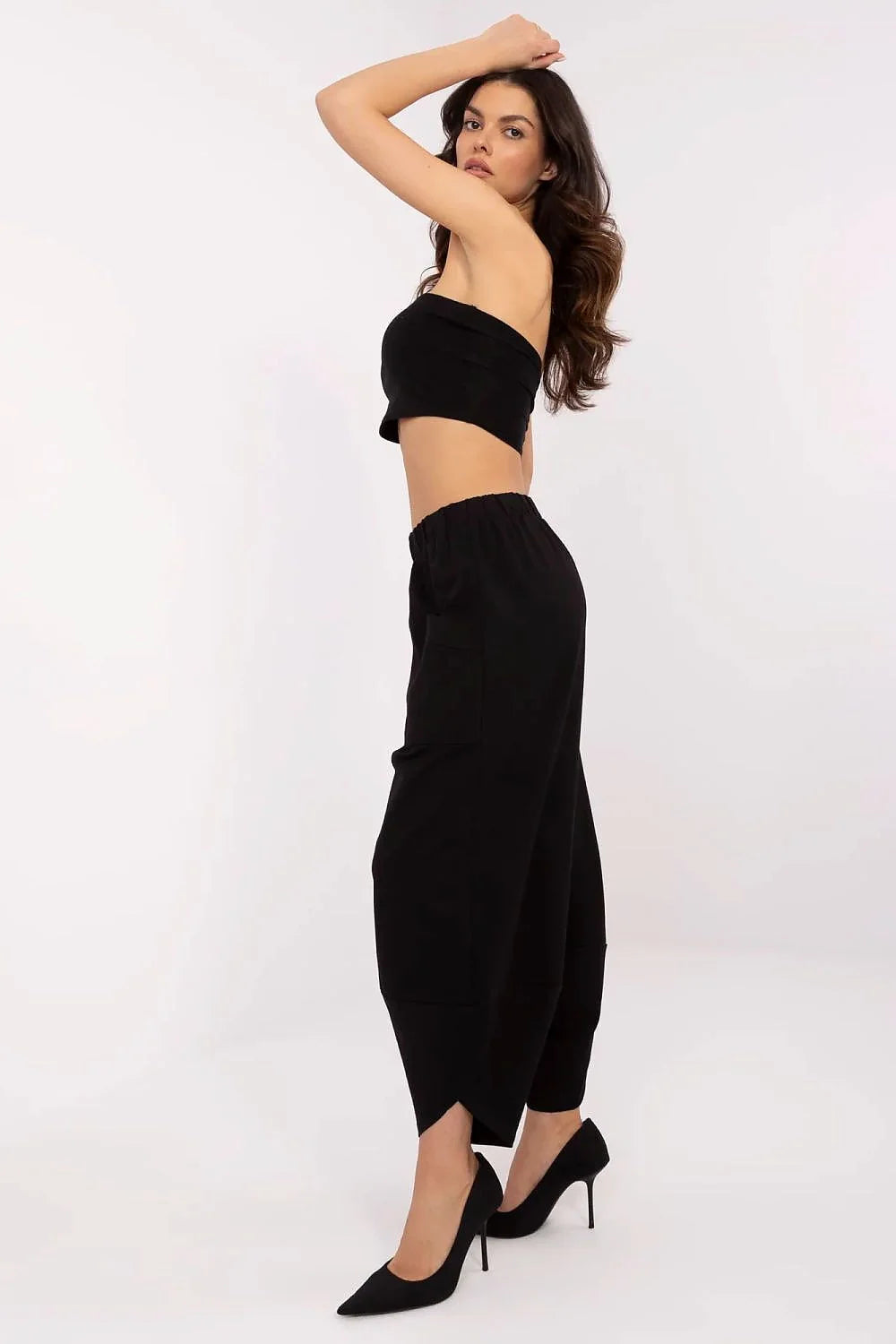 Tenue tendance deux pièces femmes pantalon survêtement ample bandeau noir style décontracté moderne élégance quotidienne