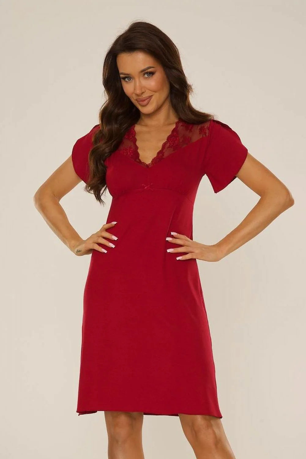 chemise nuit élégante dentelle manches courtes bordeaux ajustée viscose extensible décolleté V empiècement transparent nœud ornemental genou évasée