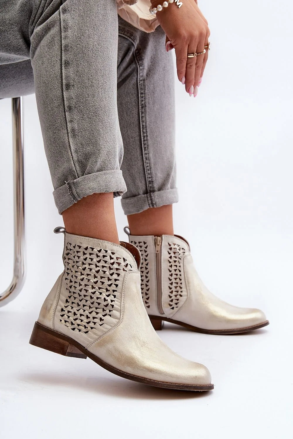 Bottines élégantes pour femmes en cuir naturel doré métallisé, design moderne, tige basse, fermeture éclair latérale, semelle cuir confortable, talon plat