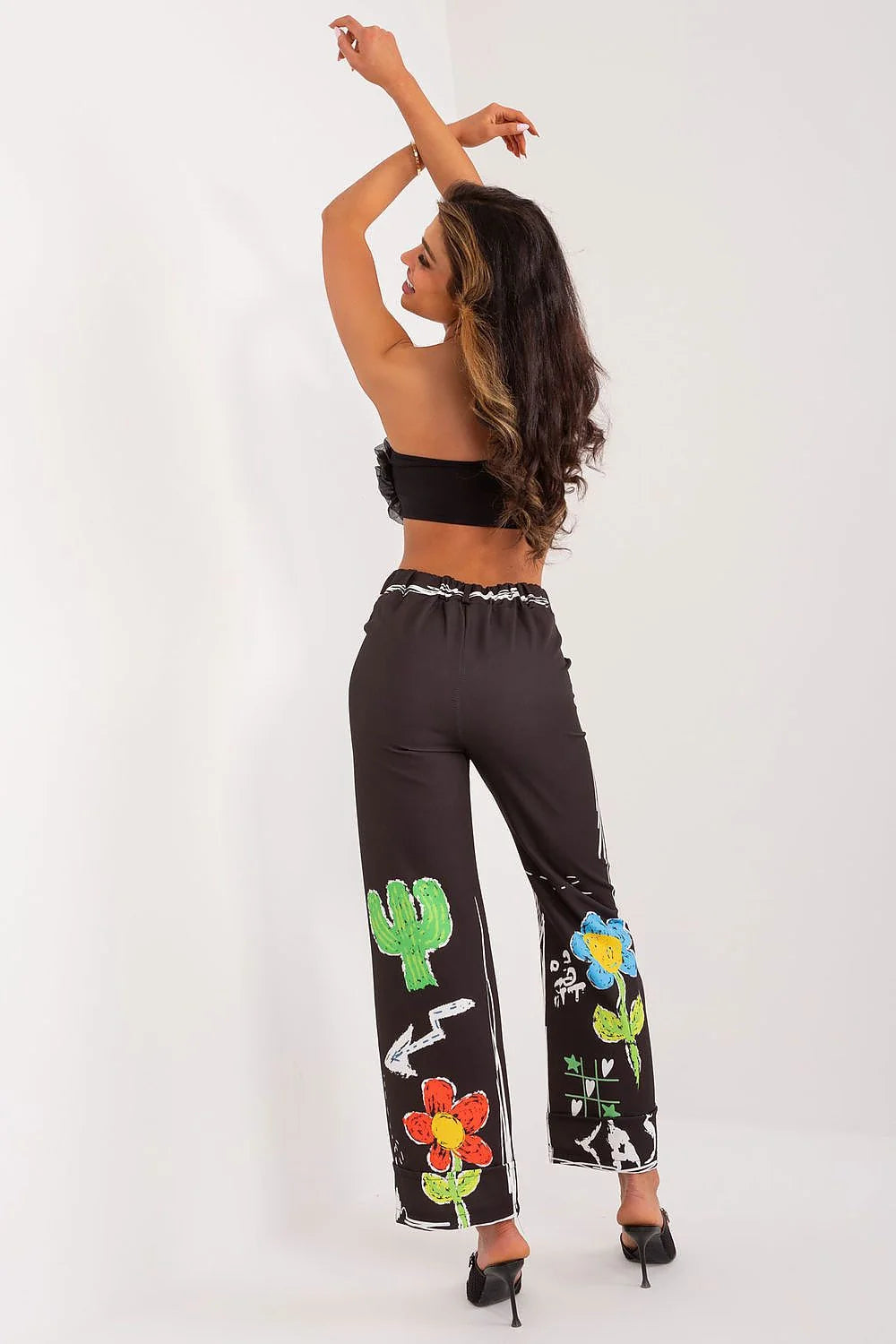 Ensemble femme audacieux crop top fleuri pantalon artistique motifs peints cactus fleurs colorés haut bustier taille haute