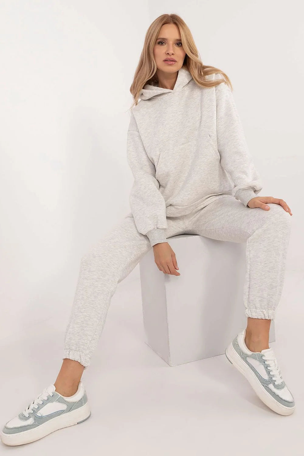 Ensemble de vêtements décontracté pour femmes, sweat à capuche et joggers en coton/polyester, coupe ample, couleur grise claire, confort et durabilité, idéal pour quotidien et loisirs