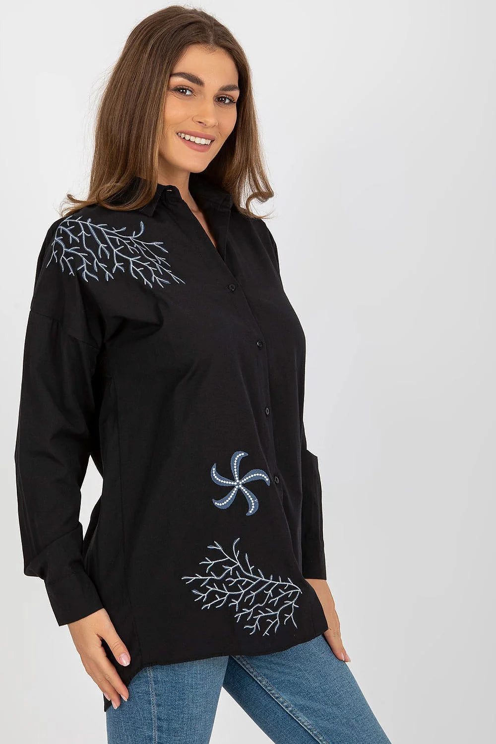 Chemise à manches longues pour femme, style casual élégant, broderie bleue sur tissu noir, coupe ample, 100% coton, Tailles S, M, L