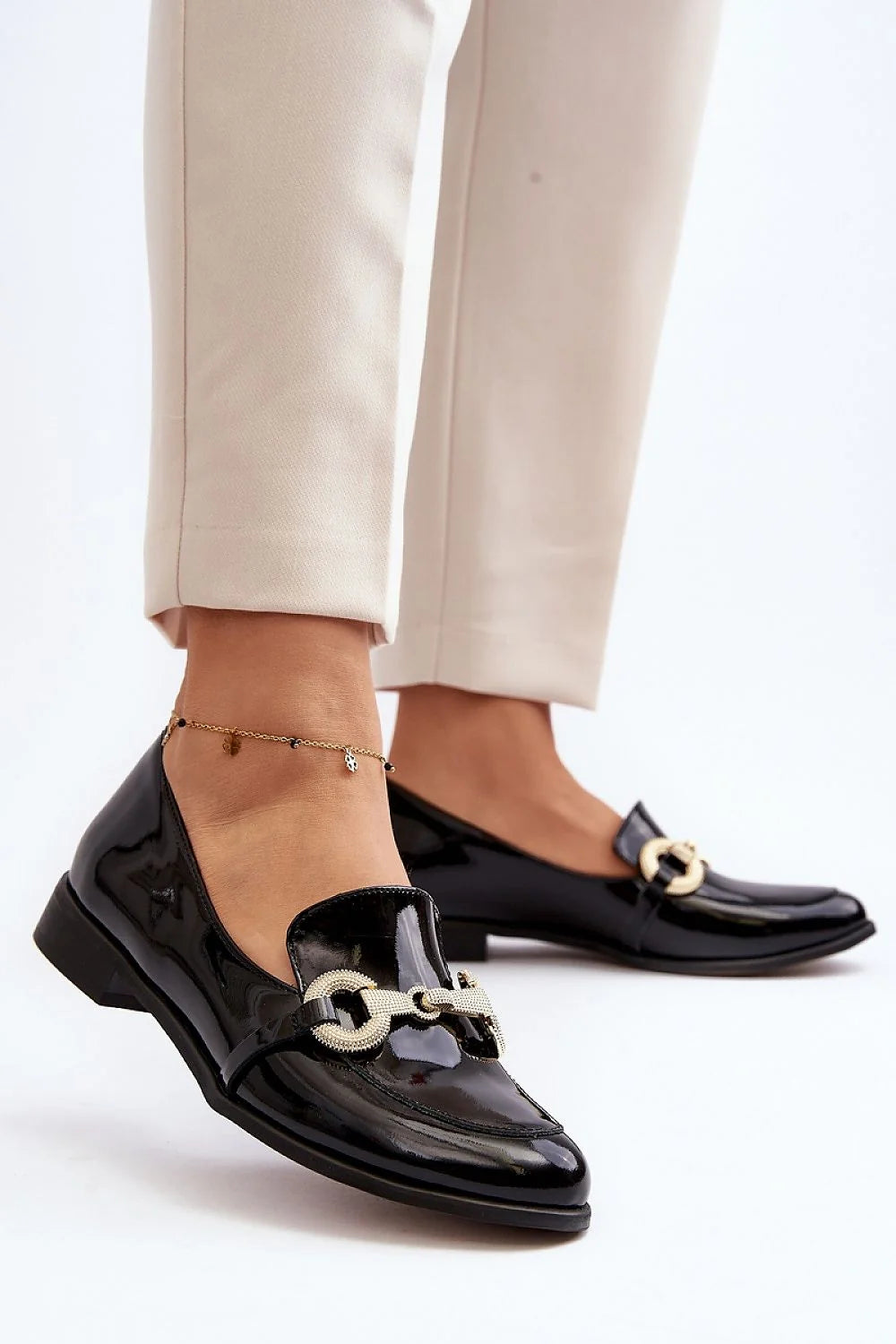 Moccasins élégants pour femme en cuir verni noir, ornement doré, talon renforcé, confortable, style intemporel, occasions professionnelles ou décontractées