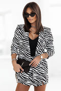 Ensemble IVON blazer zébré blazer épaules structurées jupe courte fente motif noir blanc accessoires bijoux femmes mode moderne