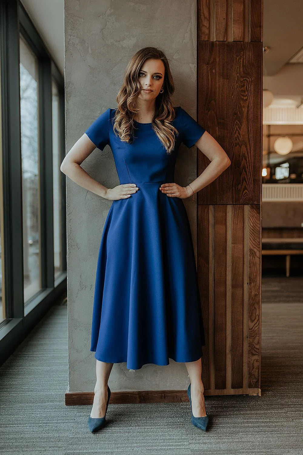 Robe élégante longue manches courtes col rond tissu soyeux couleur bleu pétrole taille ajustable pour femme