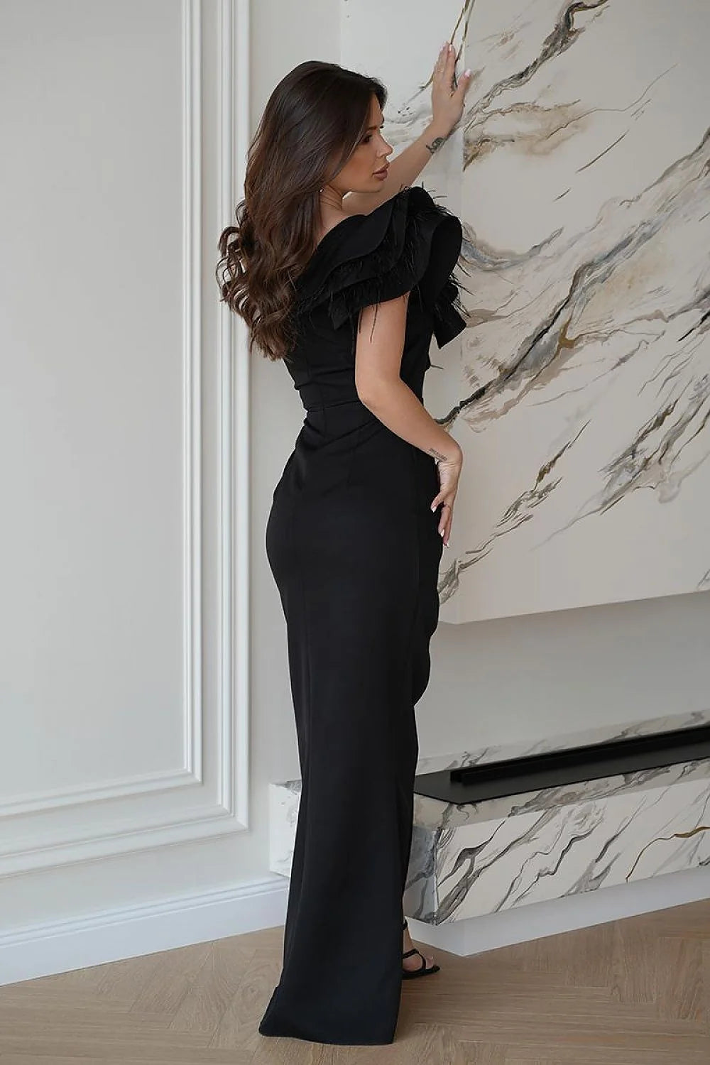 robe longue noire épaule unique volant structuré drapé taille fente latérale ajustée moulante soirée gala cérémonie chic sophistiquée
