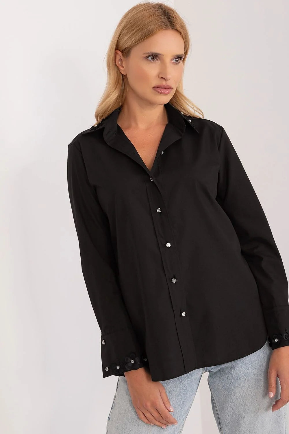 Chemise manche longue Lakerta femme élégance intemporelle coton noir coupe droite col italien broderies fleurs sequins
