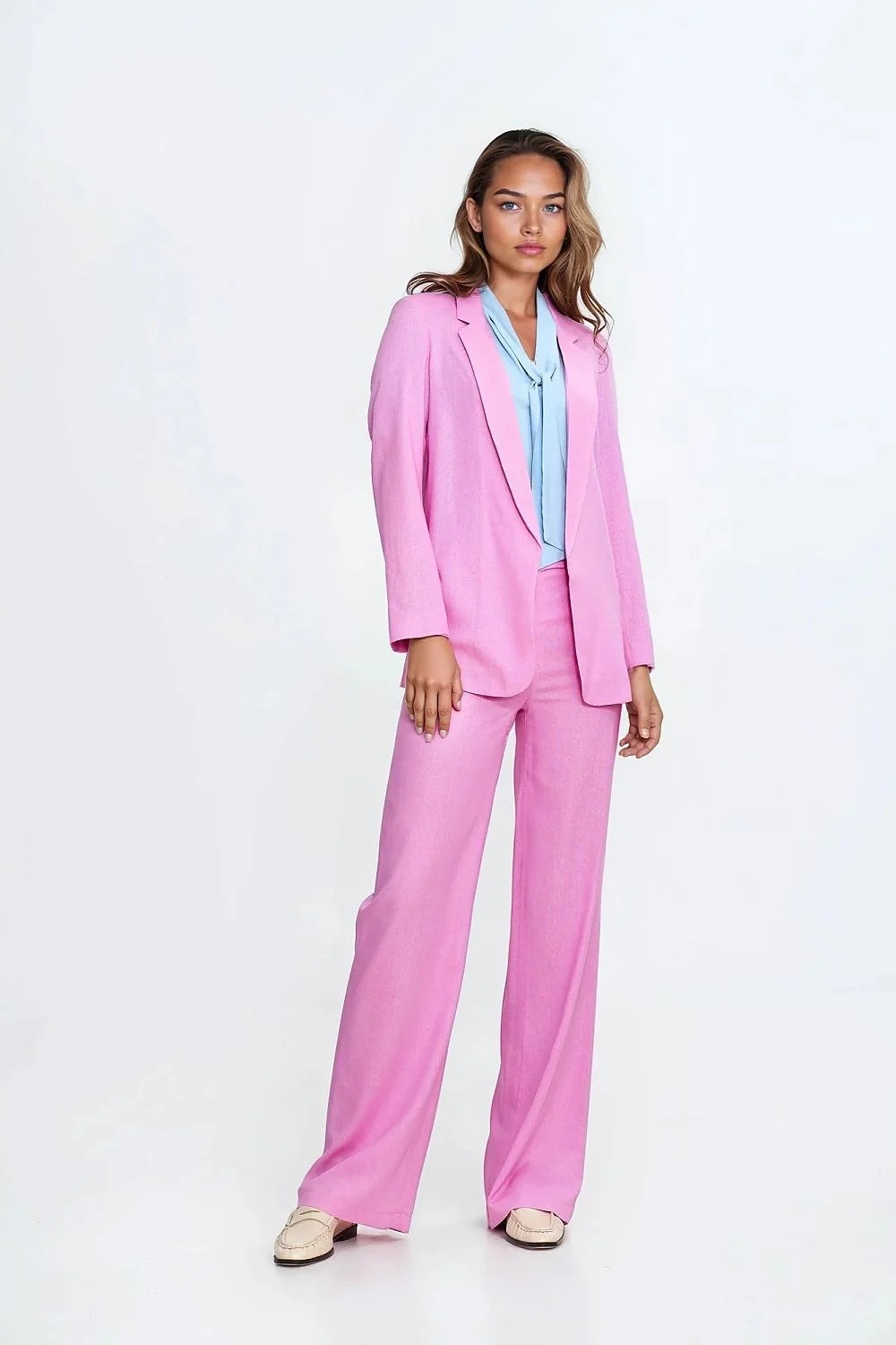 Tenue élégante pour femmes blouse bleu clair nœud lavallière pantalon rose vif coupe large高 taille haute occasion semi-formelle