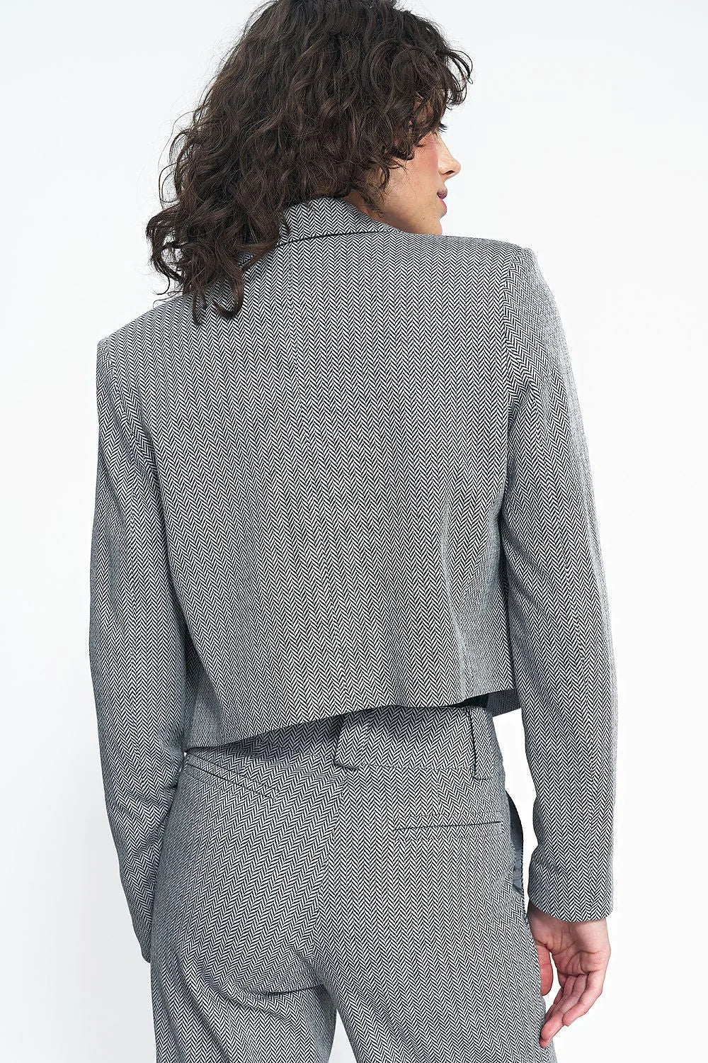 blazer femme courte croppée col tailleur épaules structurées chevrons gris noir texturé ajustée manches longues pantalon taille haute coordonné