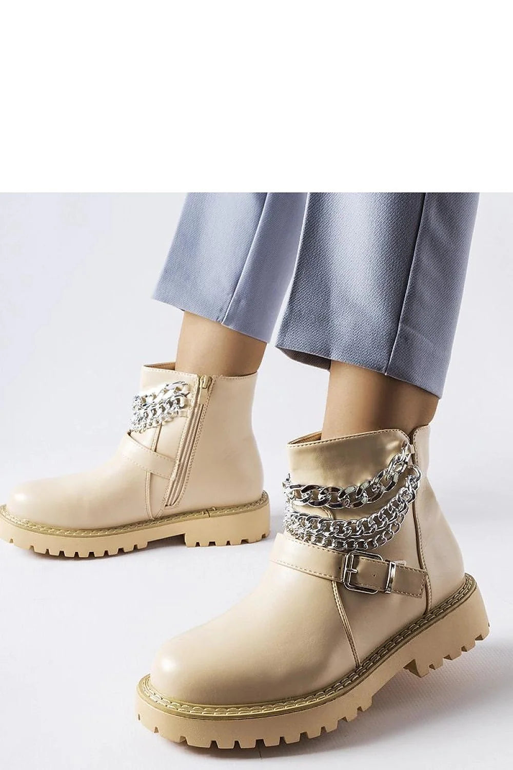 Bottines pour femmes design moderne audacieux cuir lisse beige chaînes métalliques argentées semelle épaisse crantée fermeture glissière dorée style urbain chic casual tendance