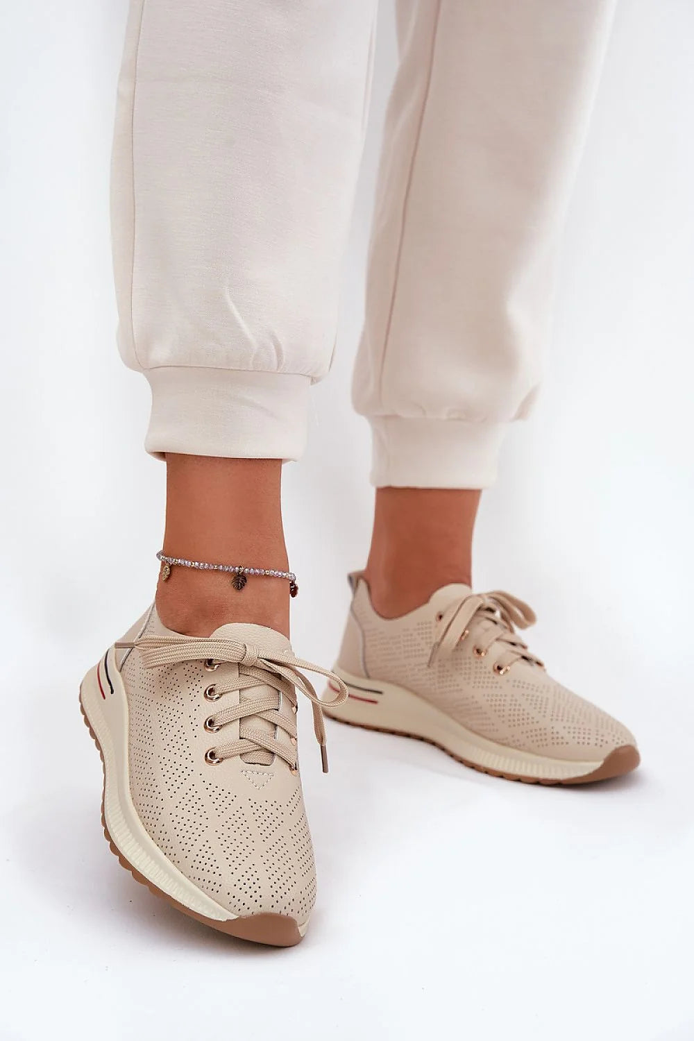 baskets basses femme cuir naturel beige perforée respirante lacets plats oeillets métalliques dorés semelle gomme crantée talon compensé confort quotidien