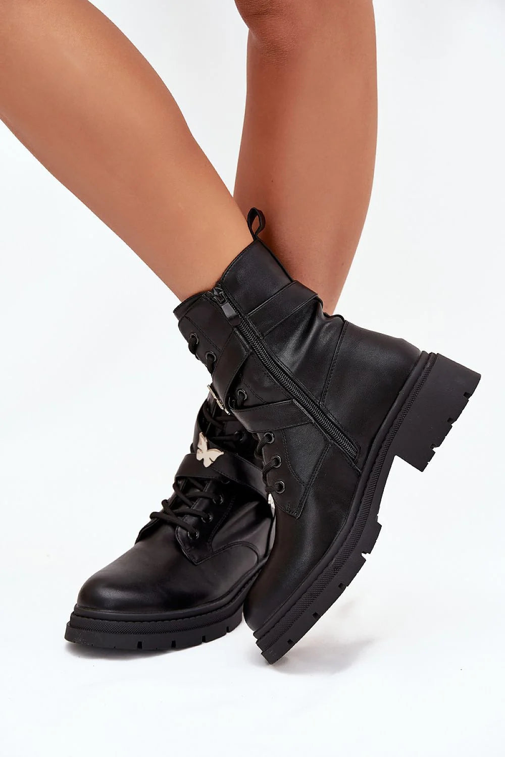bottines femme similicuir noir lisse bout rond semelle crantée lug lacets zip latéral bride croisée appliques papillon argentées doublure chaude