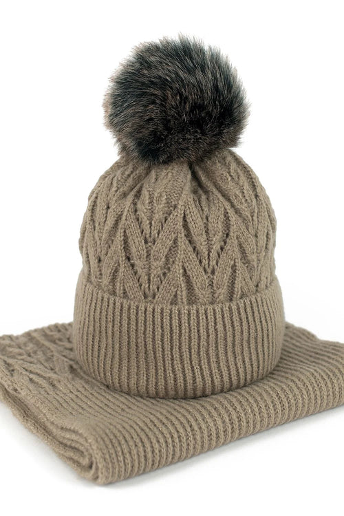 Ensemble tricot acrylique taupe motifs chevrons pompon fourrure doublure polaire design moderne style sophistiqué tenue hivernale femme