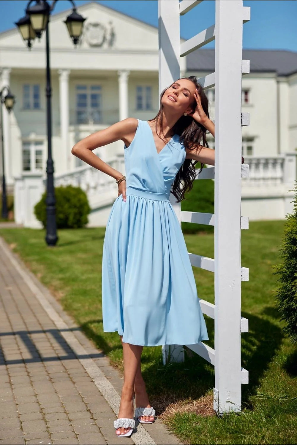 Robe de cocktail style décontracté couleur pastel bleu midi taille ajustable dos légèrement découvert bretelles larges polyester 100% femme