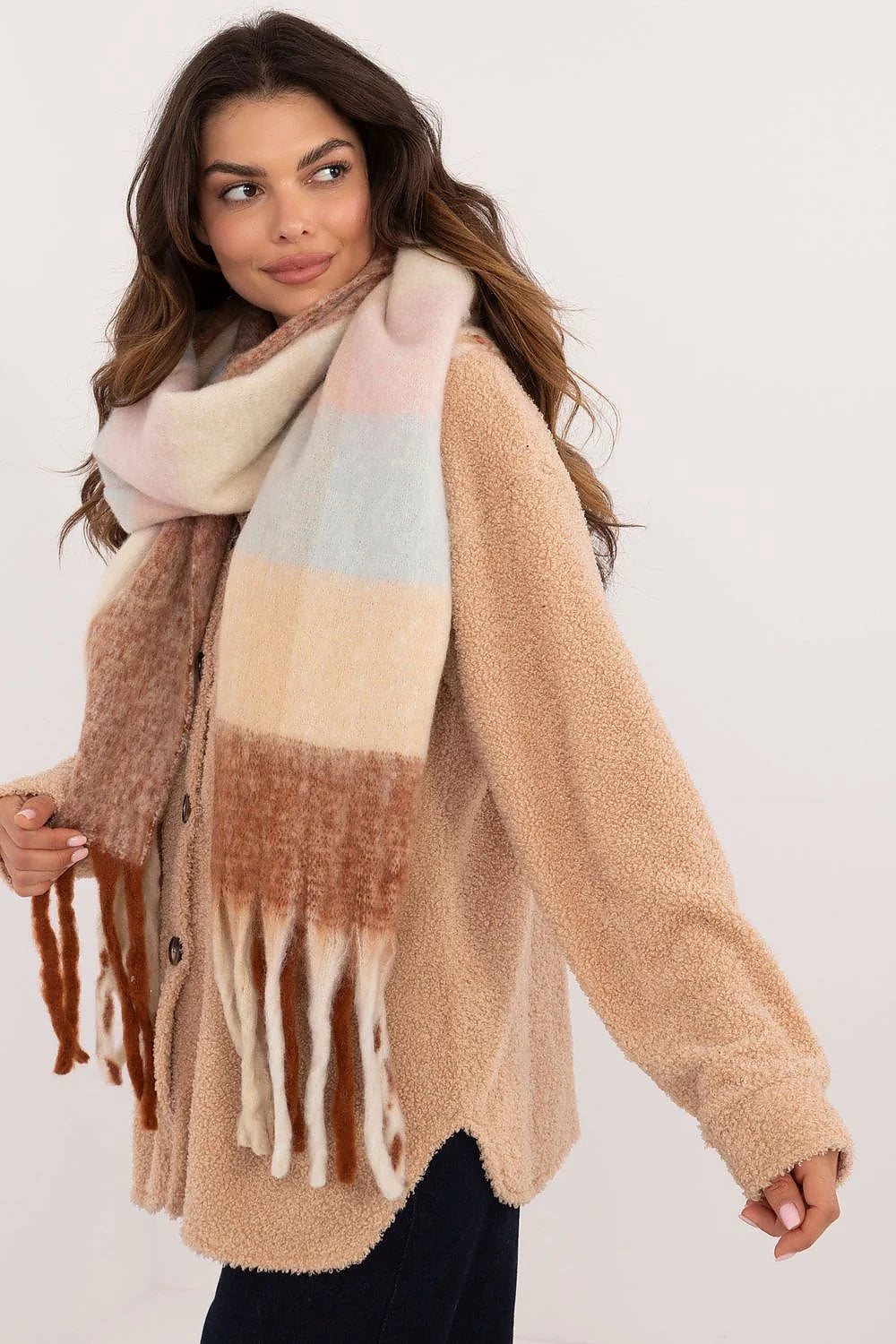 Écharpe et manteau hivernal pour femme, style élégant et cosy, couleur pastel et beige, longueur généreuse, franges et boutons en métal