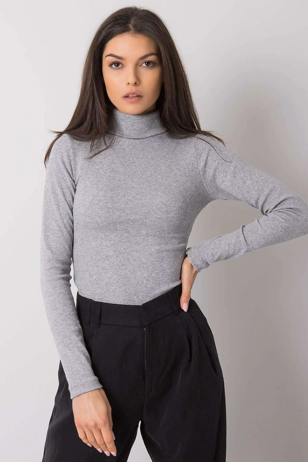 Haut à col roulé élégant pour femme en maille fine, couleur rouge audacieuse, coupe ajustée, manches longues, fabrication de qualité, idéal pour tenues sophistiquées