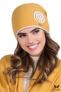 Bonnet hiver femme couleur principale moutarde laine naturelle doublé chaleur confort motifs spirales contrastants finitions soignées fabrication Pologne style intemporel