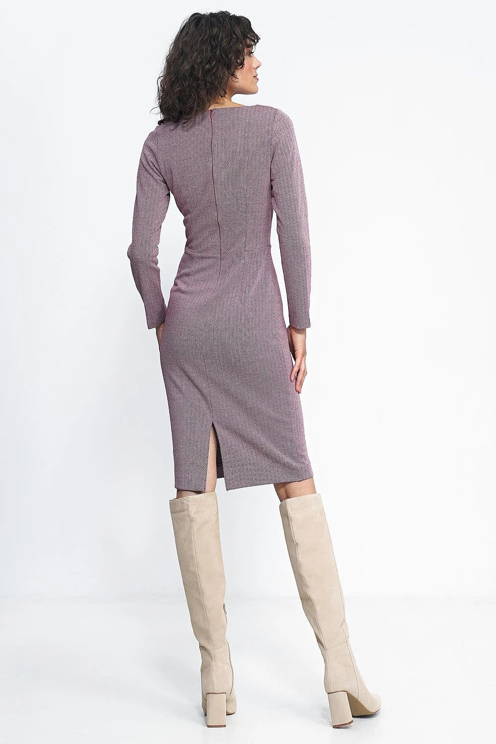 Robe de jour élégante en viscose imprimé chevrons rose pâle manches longues encolure asymétrique coupe ajustée femme