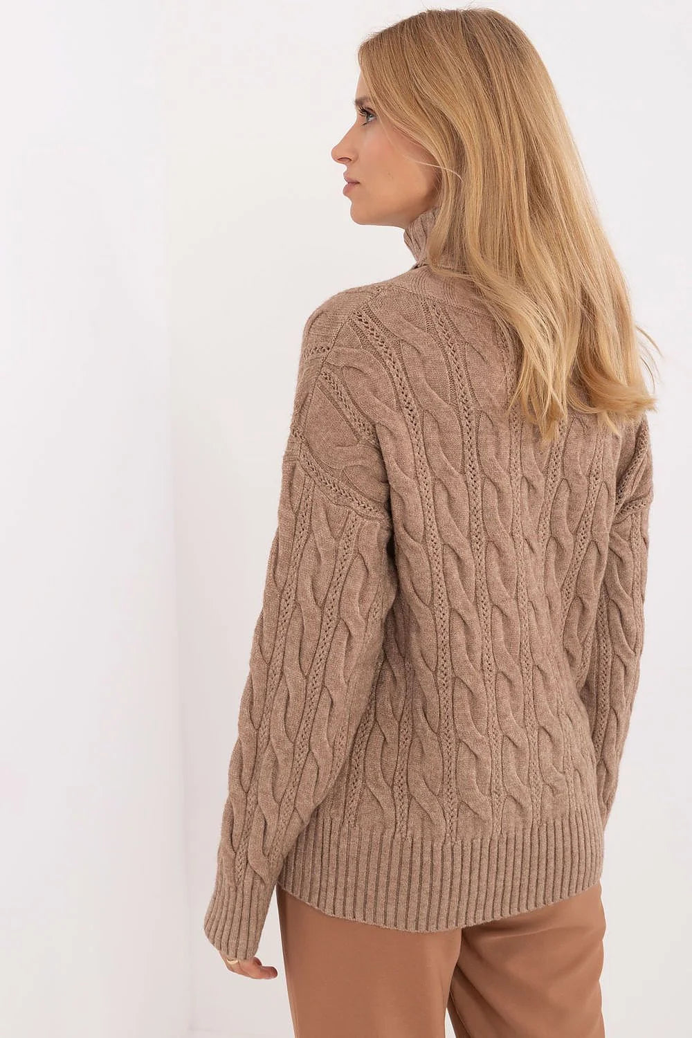 Pull col roulé maille torsadée femme brun taupe matières confortables coupe ample manches longues finitions côtelées