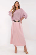 ensemble féminin pull oversize maille rose encolure bateau manches bouffantes jupe évasée taillehaute ceinture noire doubleboucle dorée chic confortable sophistiqué