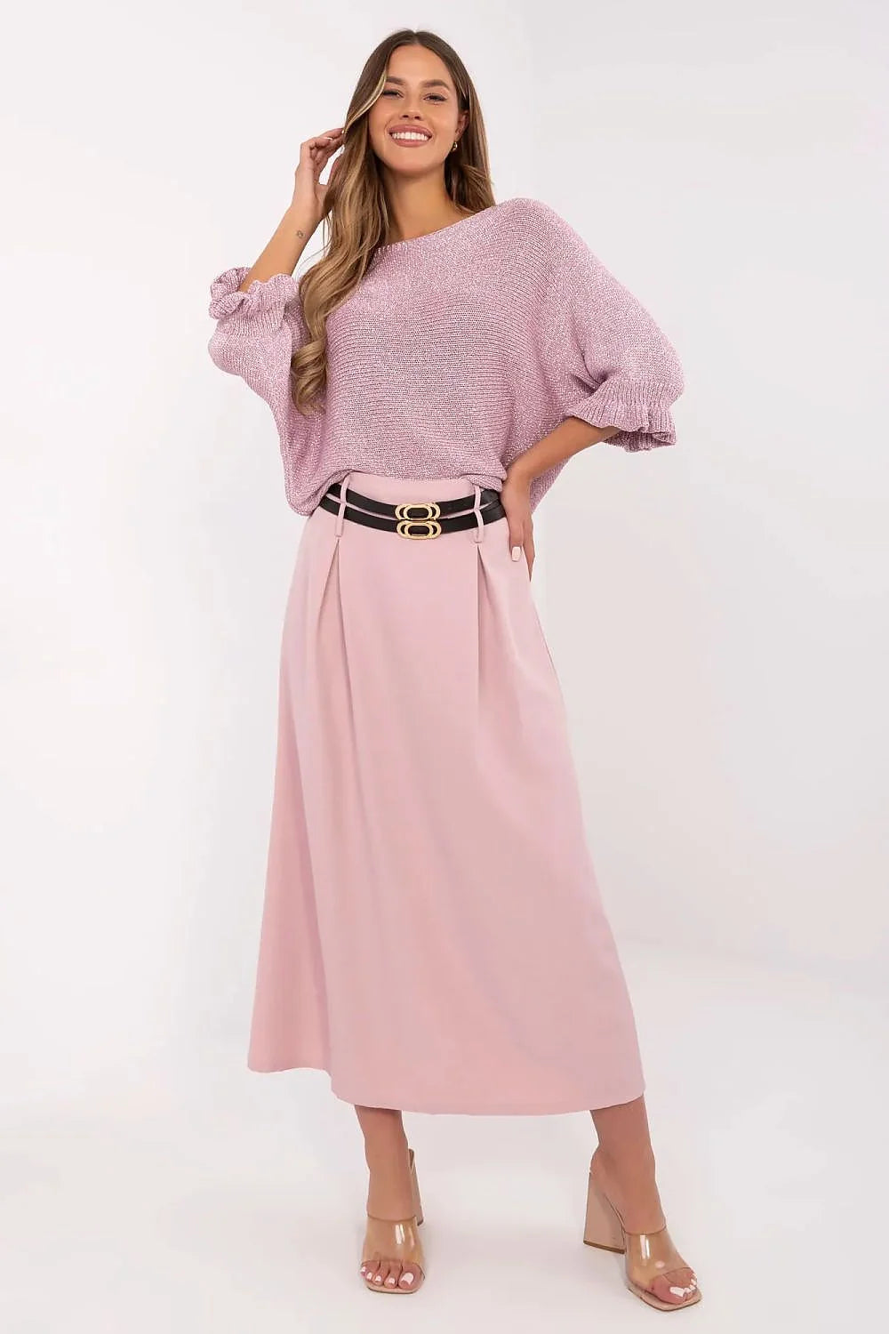 ensemble féminin pull oversize maille rose encolure bateau manches bouffantes jupe évasée taillehaute ceinture noire doubleboucle dorée chic confortable sophistiqué