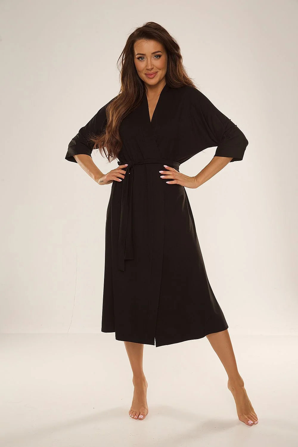 robe noire mi longue manches trois quarts portefeuille kimono coupe droite ceinture fine nouée tissu fluide extensible viscose elasthanne confortable