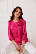 chemisier satin fuchsia floral appliqué épaule volumineux manches longues bouffantes poignets froncés col rond coupe ample femme élégante