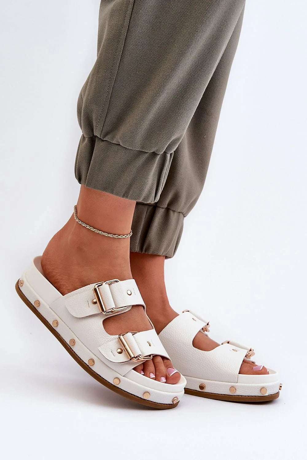 Sandales féminines modernes style épuré couleur blanche lanières larges boucles dorées plateforme épaisse semelle caoutchouc