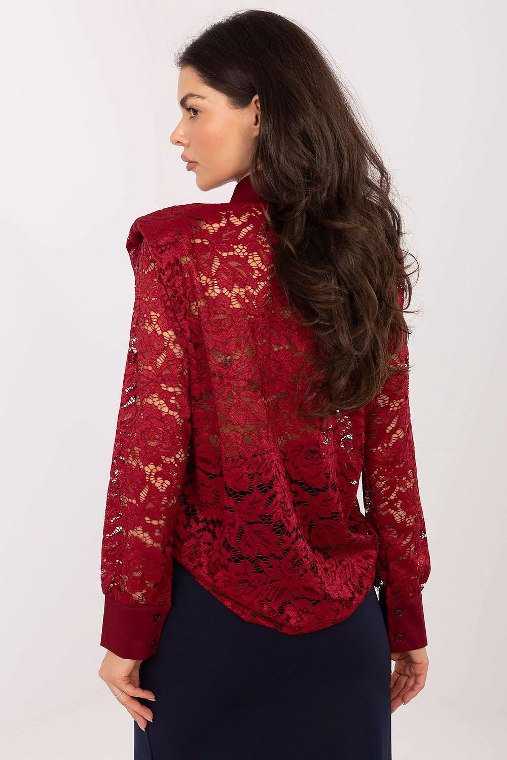 chemise dentelle florale bordeaux semitransparente manches longues col classique boutonnage satinée poignets satinés broche strass épaules structurées coupe ample élégante
