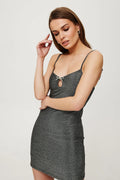 Robe courte Makover design moderne élégance subtile tissu tricoté fils métalliques bretelles ajustables silhouette soirée événements spéciaux femme mode high-tech matière extensible