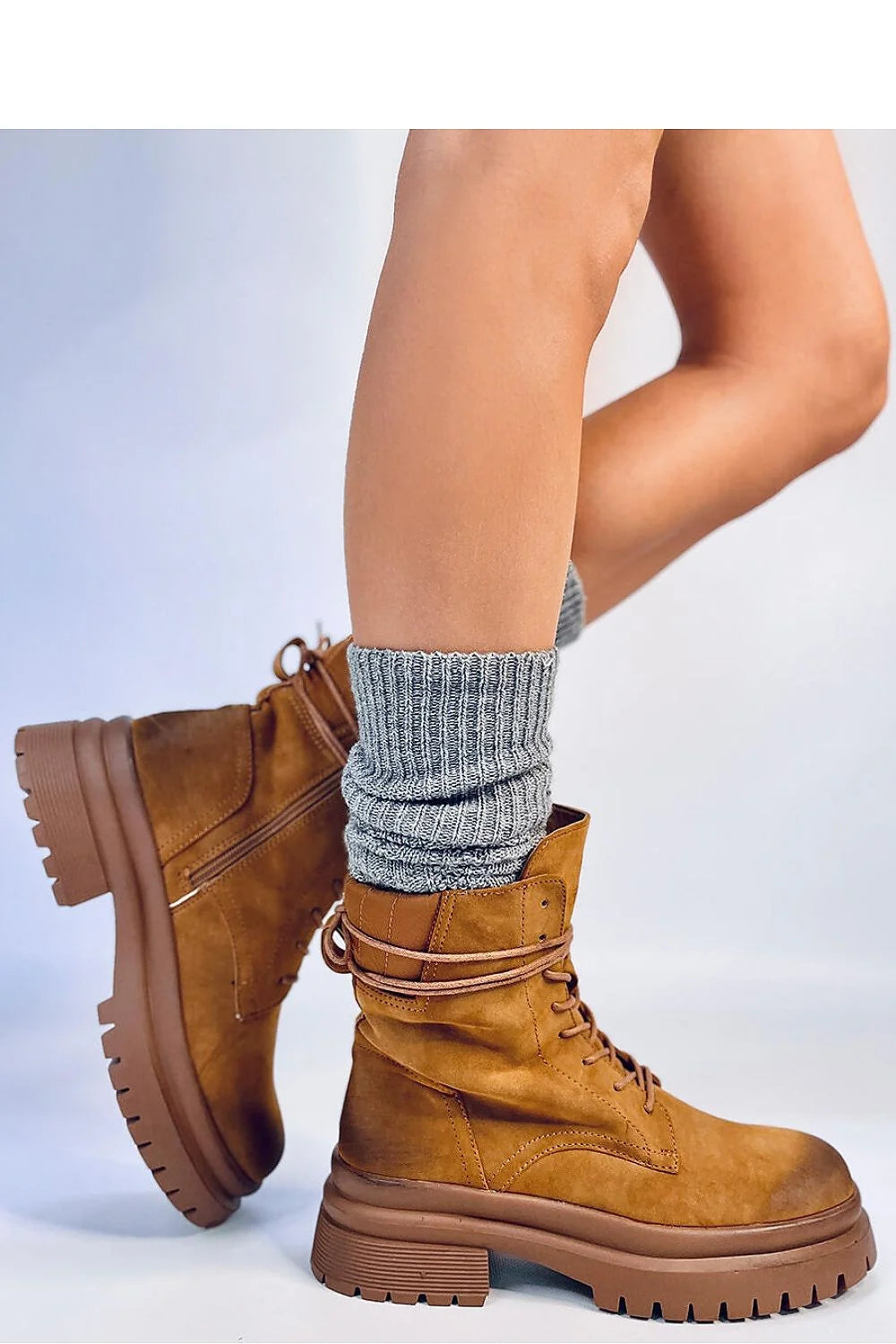 Bottes Inello femmes design robuste moderne hiver casual cuir suédé brun camel lacets zippé confort talon 4cm semelle 2cm