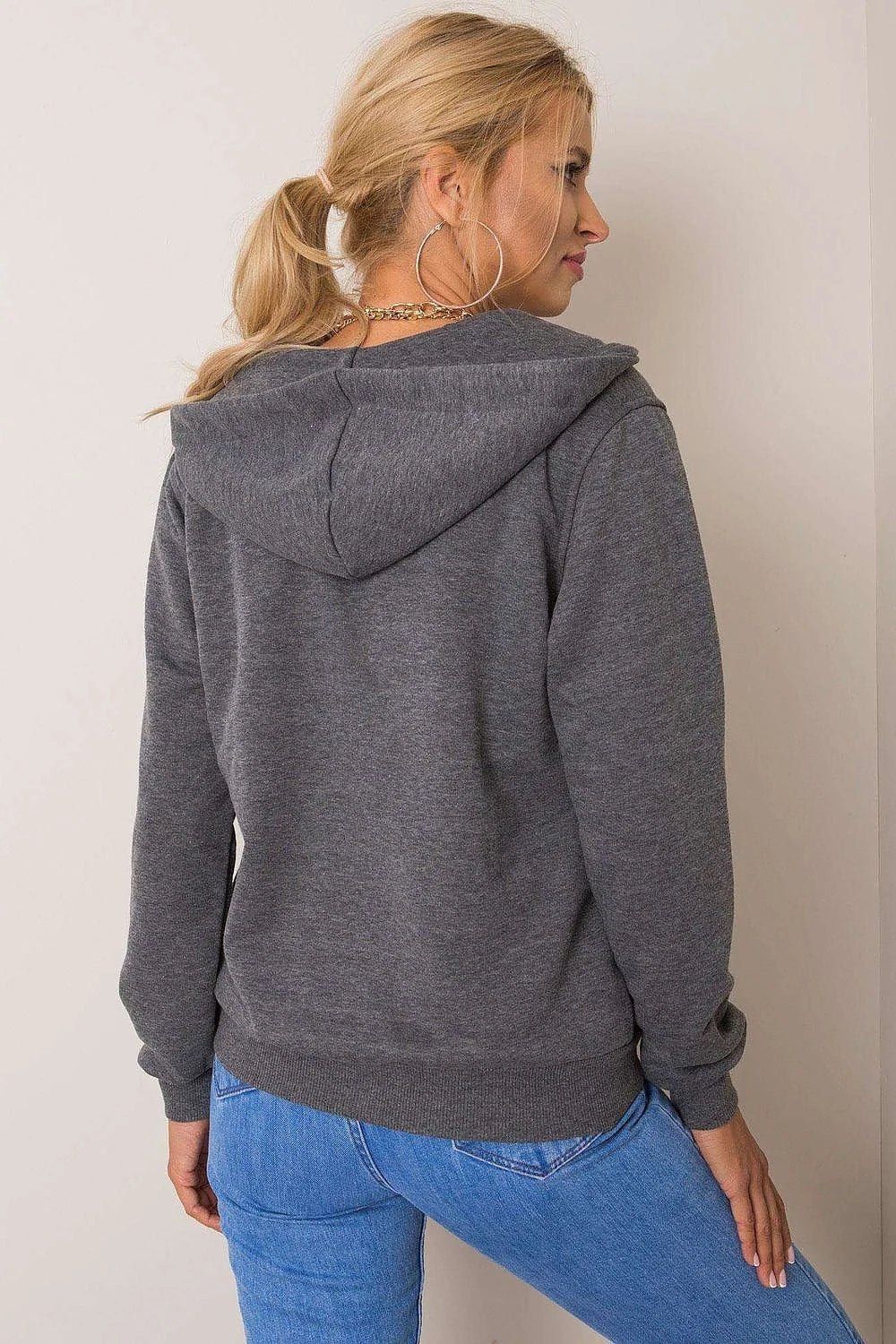 Sweatshirt à capuche en coton gris clair avec short en denim bleu, taille ajustable, femme, style casual, manches longues, poches kangourou, coupe droite, respirant, confortable, occasion quotidienne, été, vêtement décontracté