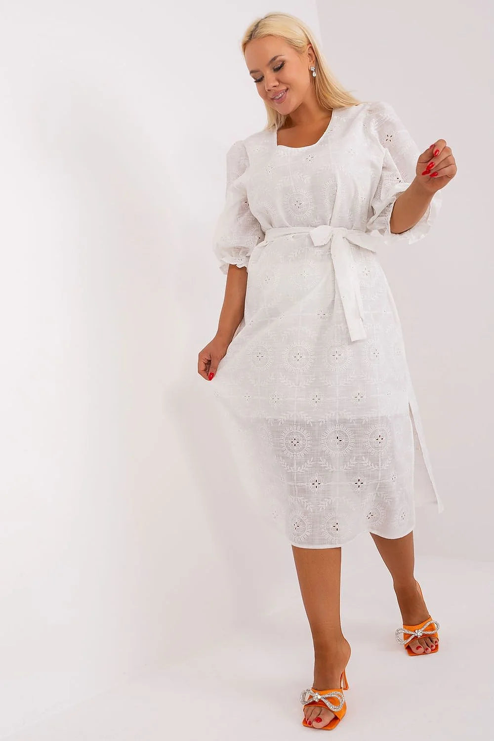 robe midi blanche broderie anglaise ajourée bohème manches troisquarts froncées encolure carrée ceinture nouer taille fentes latérales coupe droite