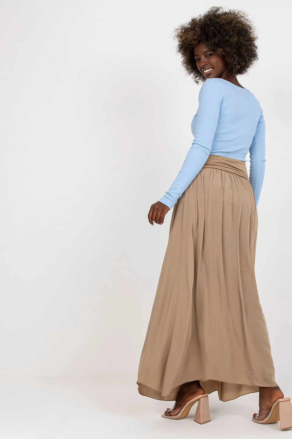 Tenue femme chic et décontractée jupe longue et haut ajusté manches longues couleur pastel bleu et camel