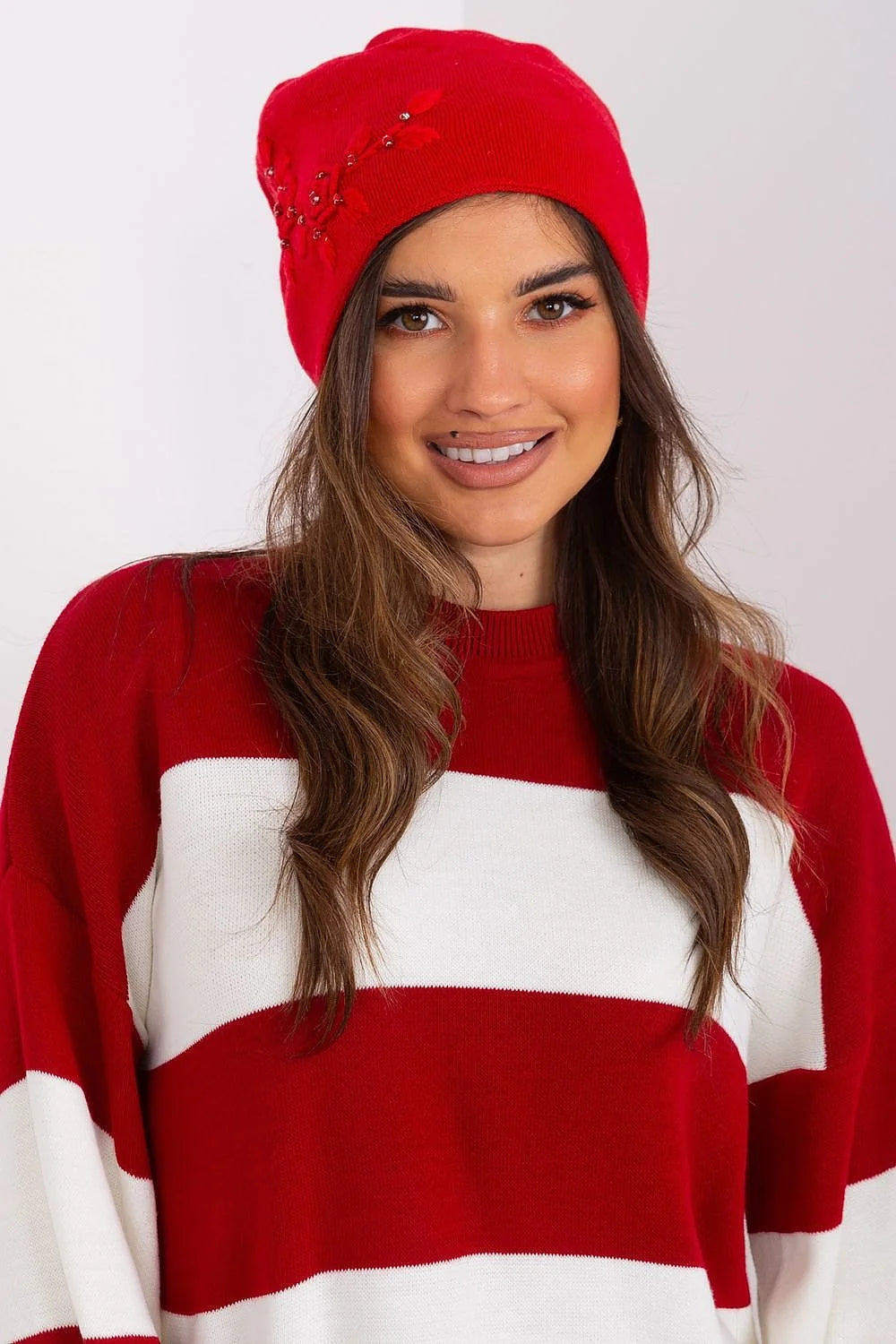 Bonnet d'hiver chic en tricot acrylique et cachemire pour femme, rouge avec broderie, idéal pour les fêtes et les sorties