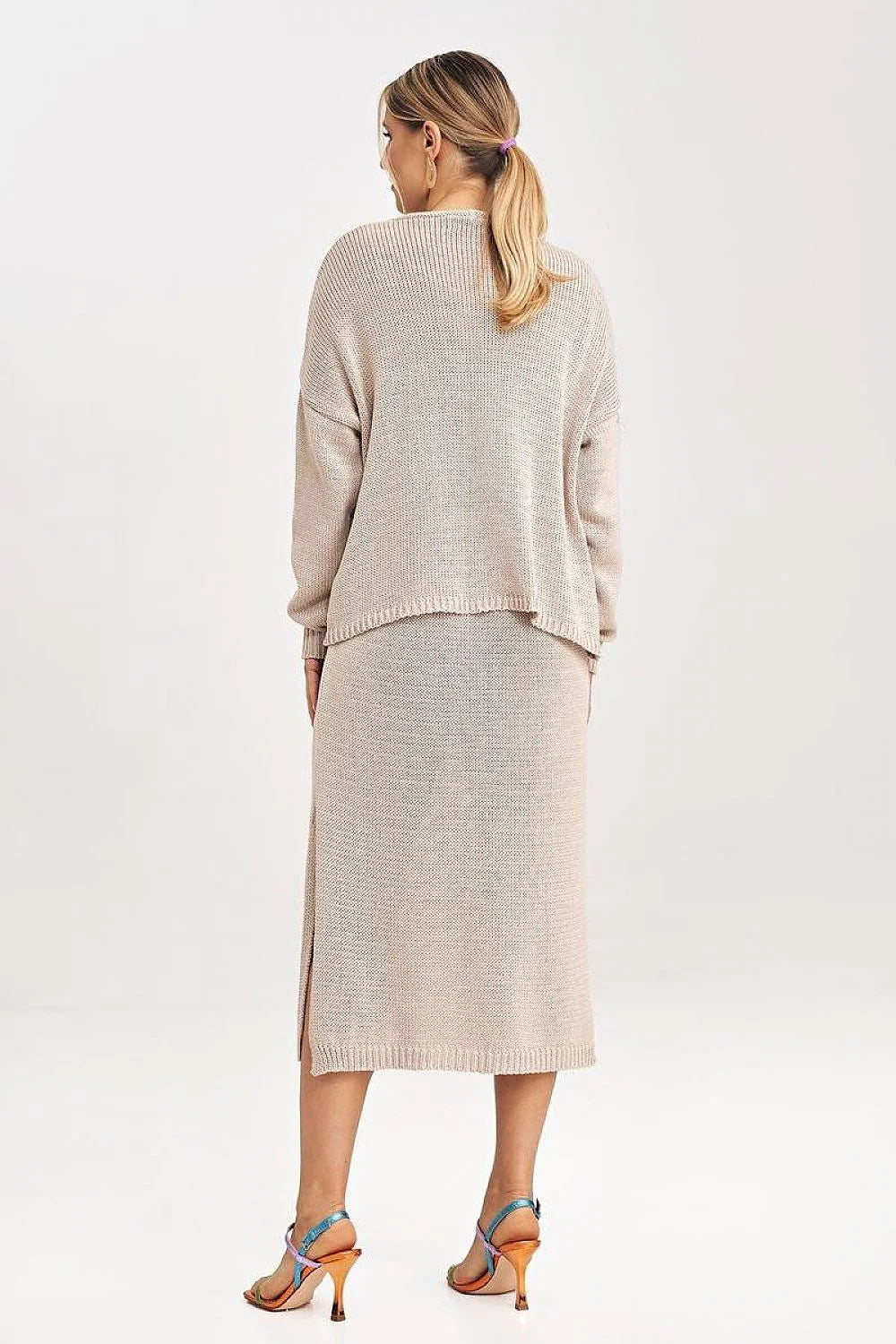 ensemble féminin moderne robe midi cardigan boléro maille fine beige écrue ajustée oversize décolleté plongeant fente latérale manches longues nouée