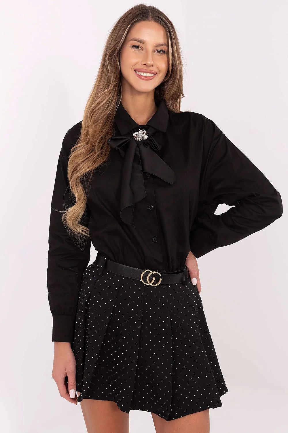 chemise femme noire manches longues col classique satinée lavallière nouée broche strass amovible boutonnage coupe droite légèrement ample poignets coton