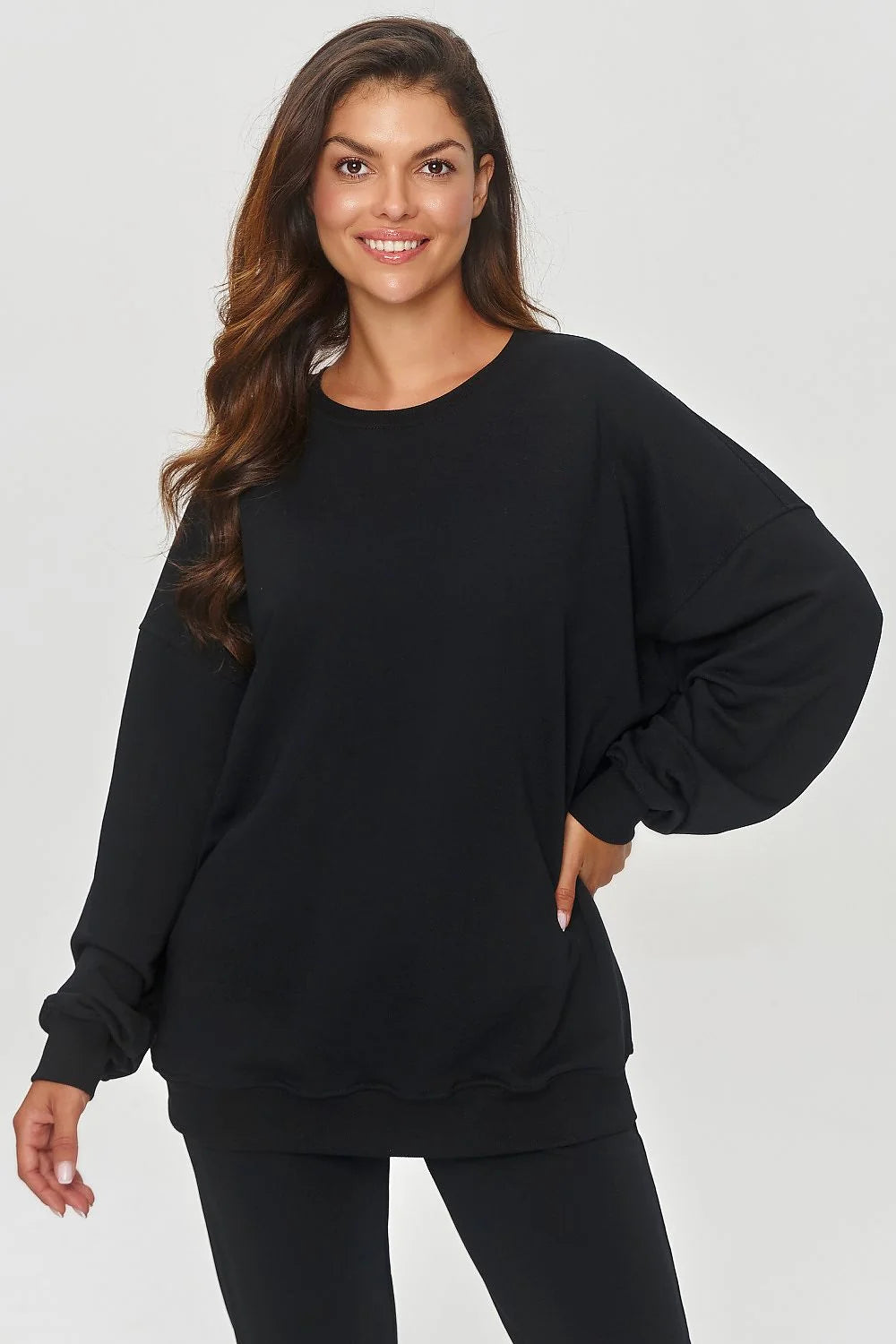 Sweatshirt femme ample style décontracté moderne couleur noire doux coton polyester coupe oversize confortable manches longues poignets serrés col rond ourlet large occasion relaxe tendance