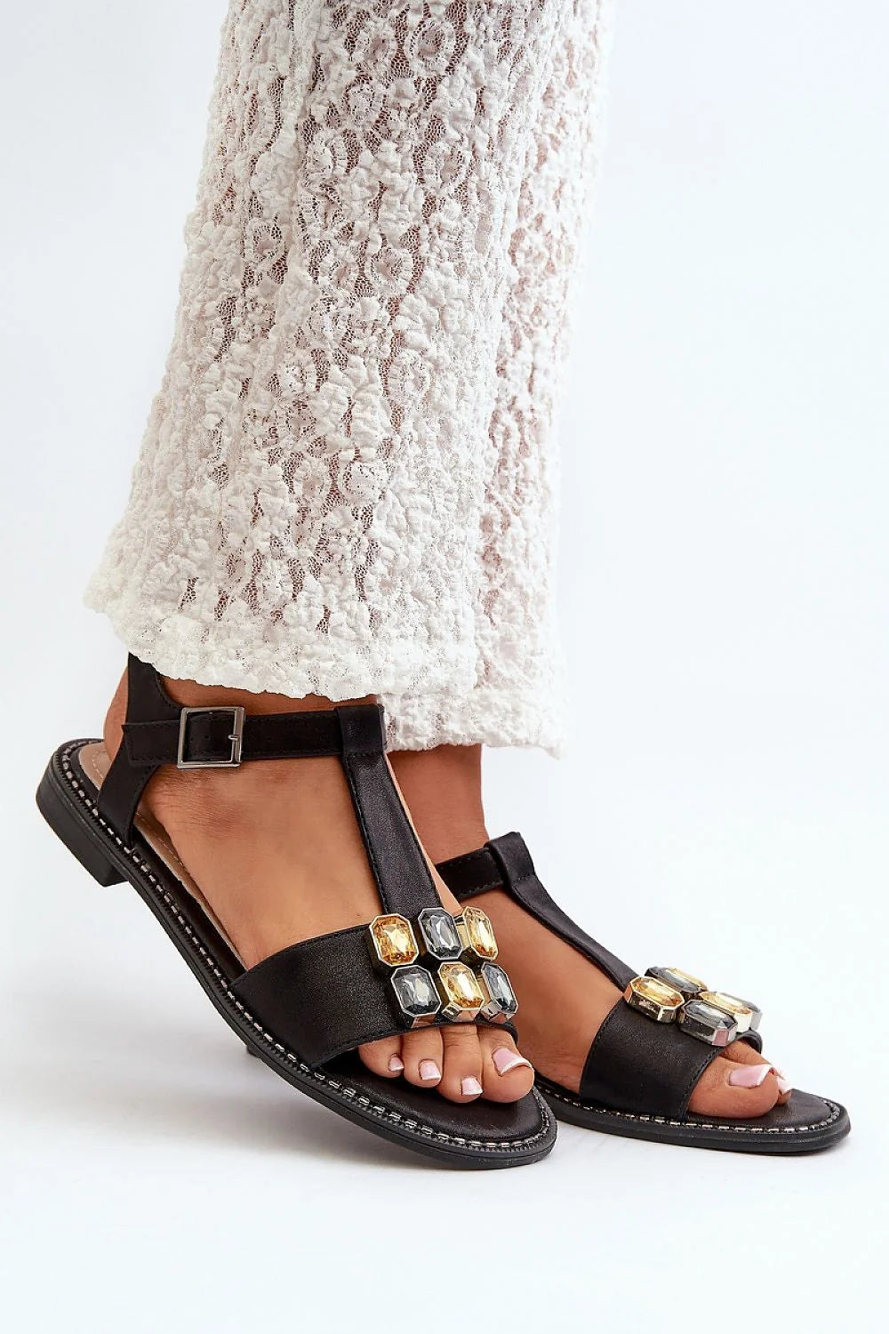 sandales femme plates cuir noir tstrap réglable cheville boucle métallique cabochons dorés argentés cristal semelle matelassée surpiqûre confort chic estival