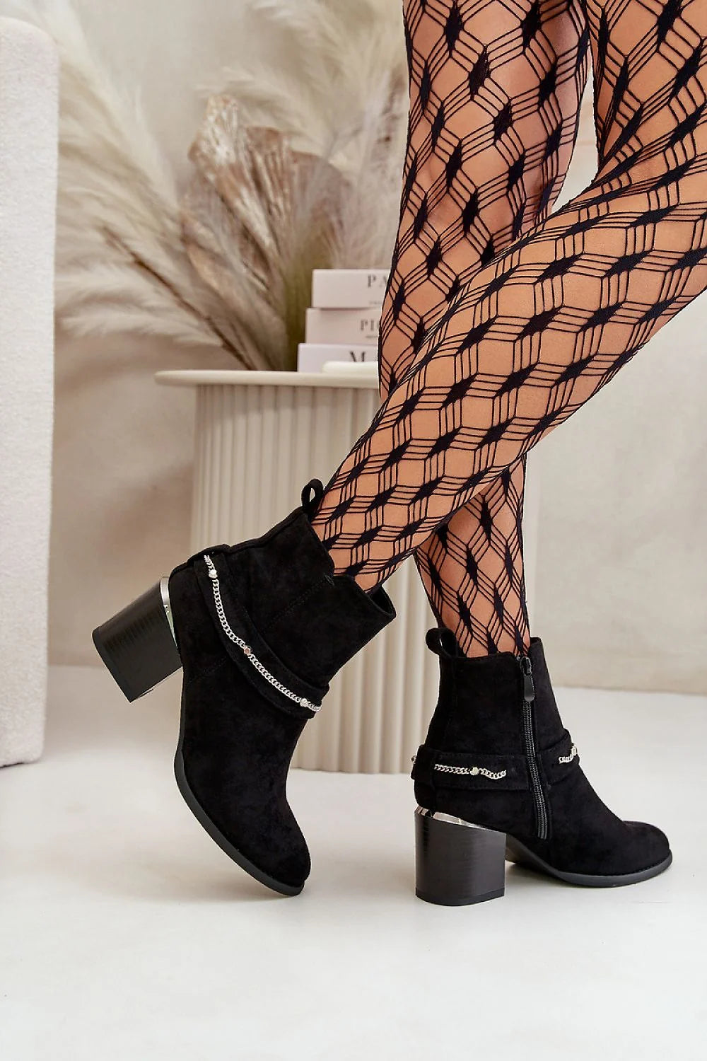 Bottes à talons carrés en suédine noire élégantes pour femmes, style moderne, doublure confortable, talon stable 5-6 cm, fermeture éclair latérale, chaîne argentée, bottines automne-hiver