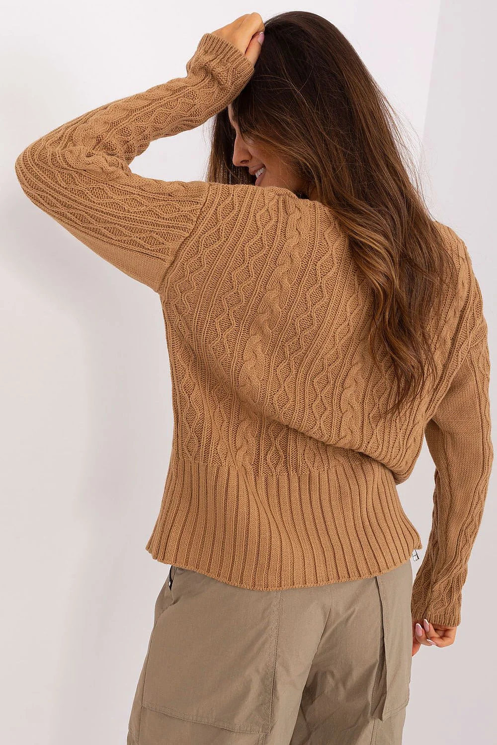 Cardigan pour femme en tricot maille torsadée acrylique doux encolure V boutons bois couleur miel manches longues