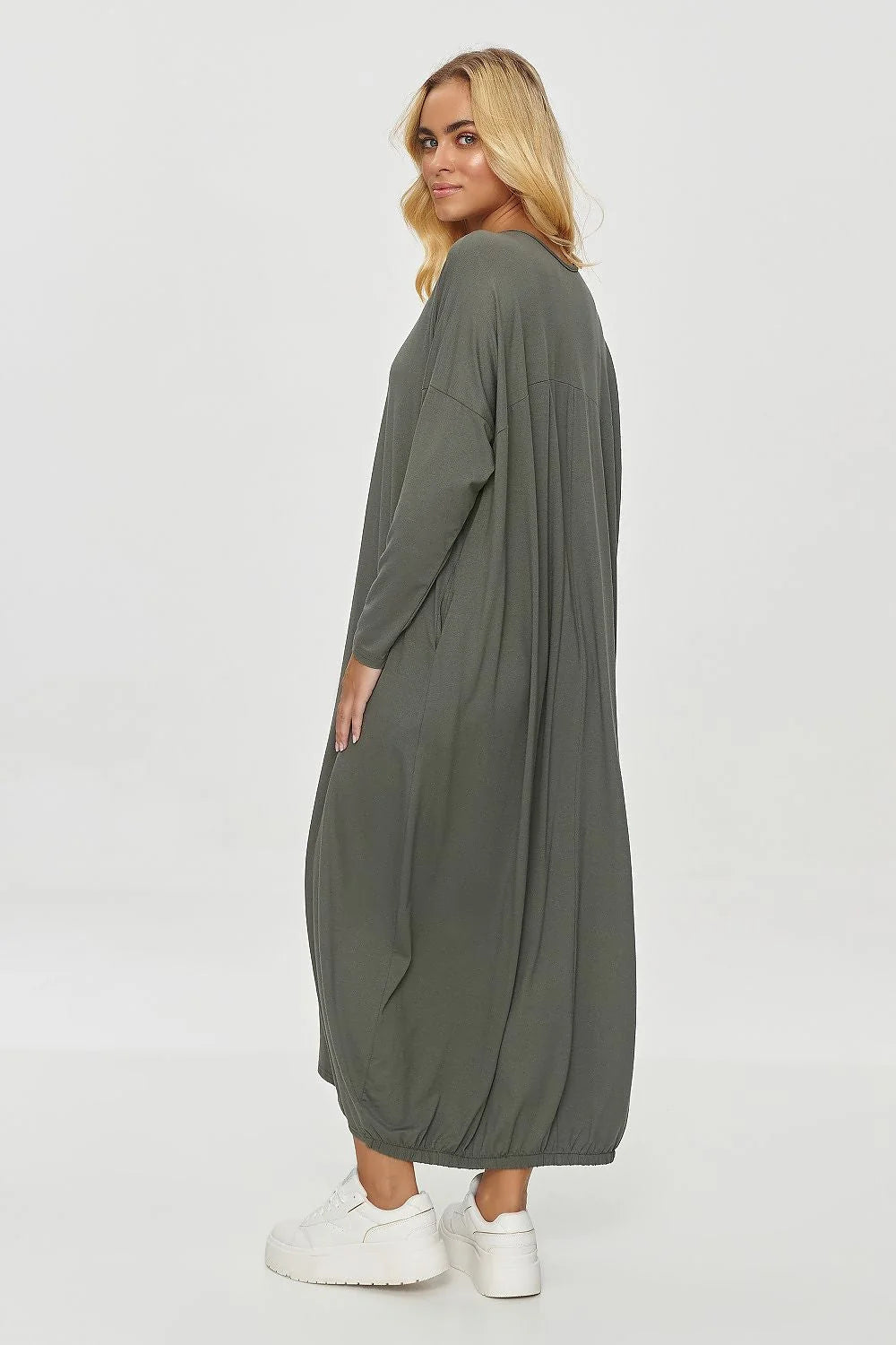 Robe longue oversize Makadamia manches longues couleur kaki jersey doux femme style moderne confortable occasion décontractée