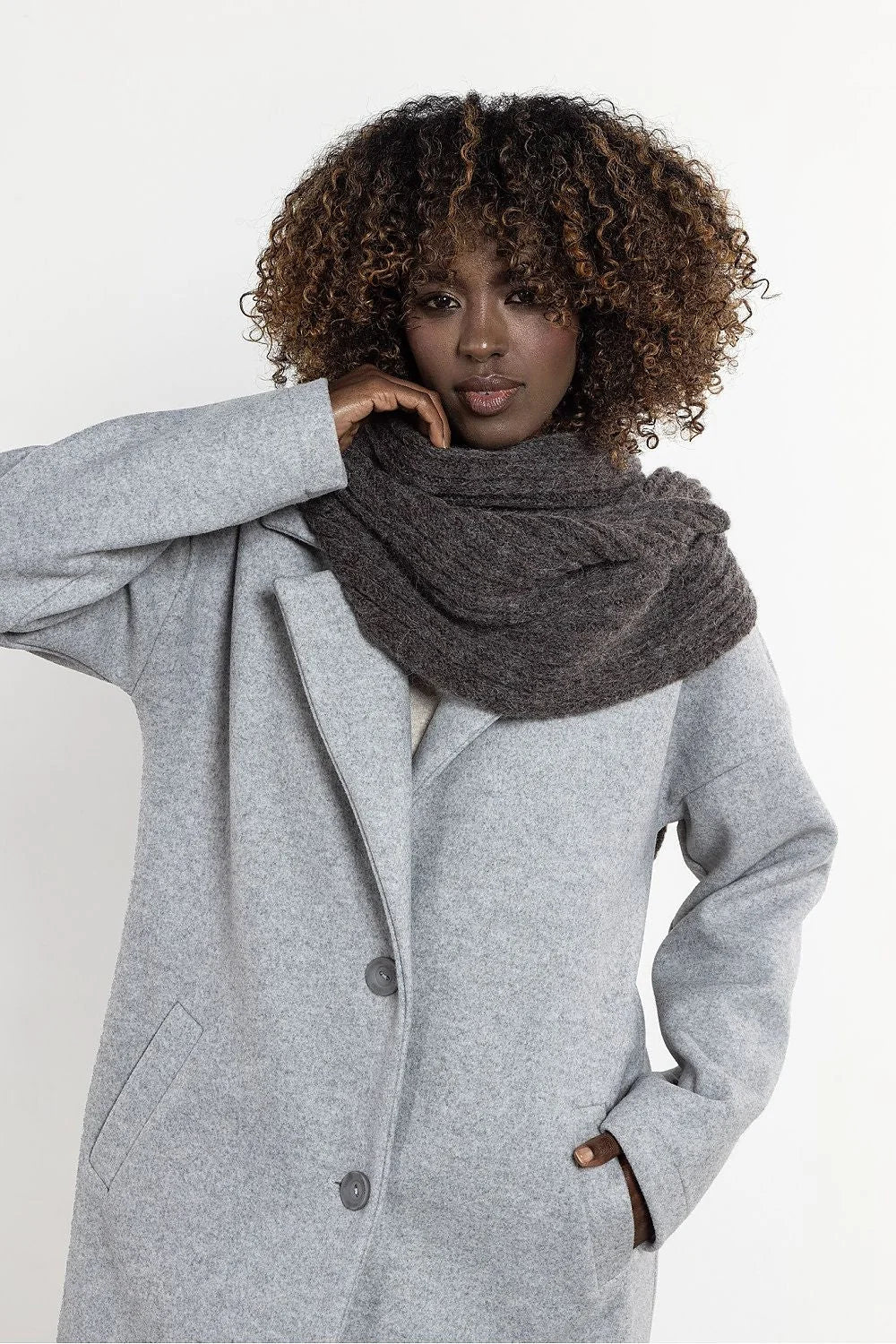 châle long chaud oversize grosse maille côtelée moelleux doux cachemire mohair laine mélange anthracite enveloppant minimaliste