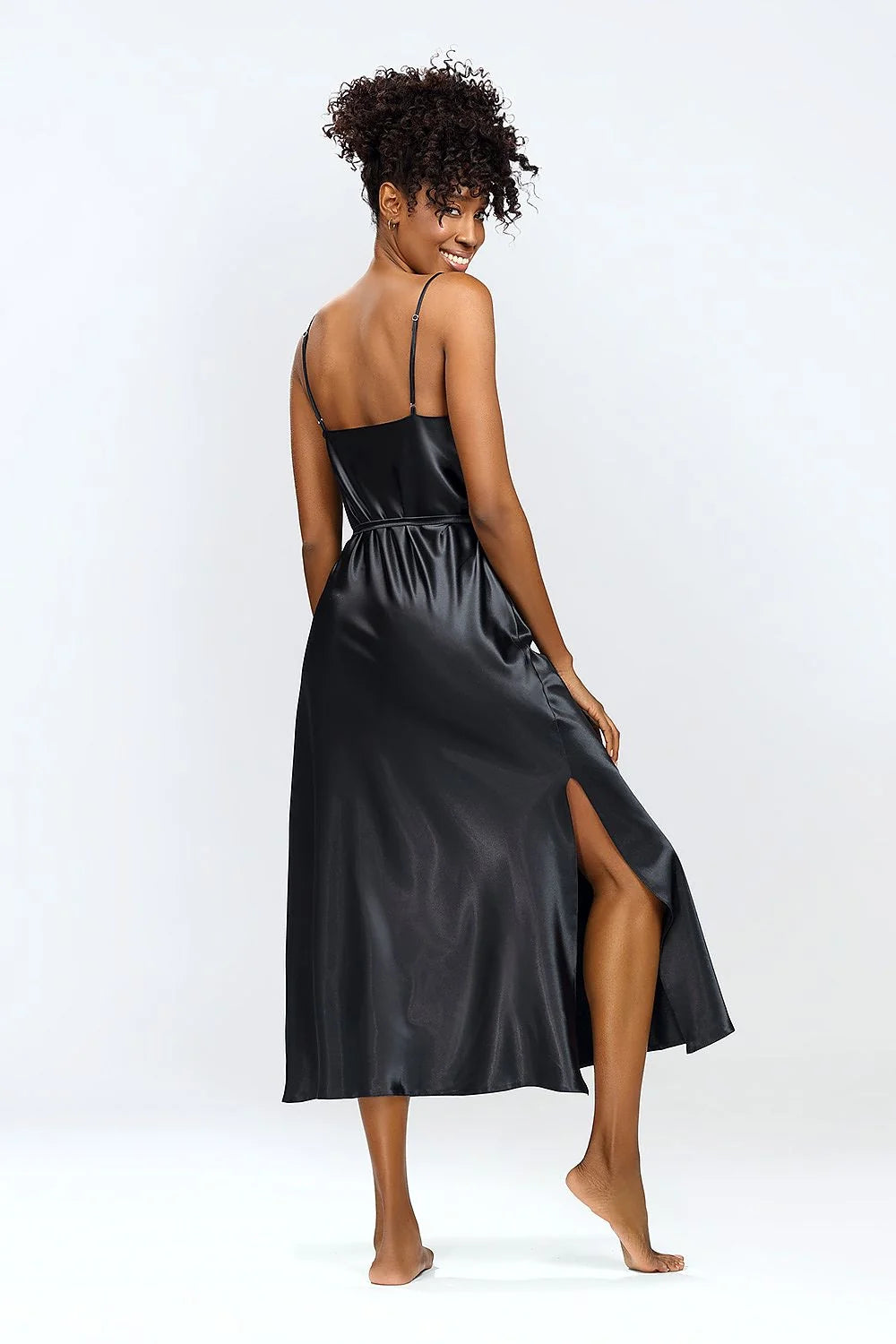 Robe de soirée élégante en satin noir longueur midi bretelles spaghetti décolleté en V dentelle noire taille ajustable femme