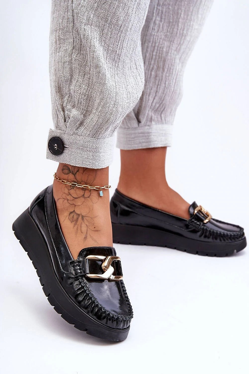 Mocassins femmes style sophistiqué cuir verni noir détails métalliques dorés plateforme moderne talon 3.5 cm