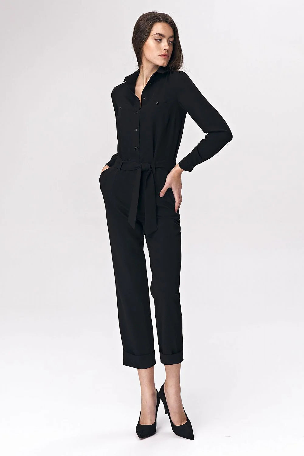 Combinaison noire élégante en tissu lisse ceinture ajustable manches longues pour soirées professionnelles femme moderne