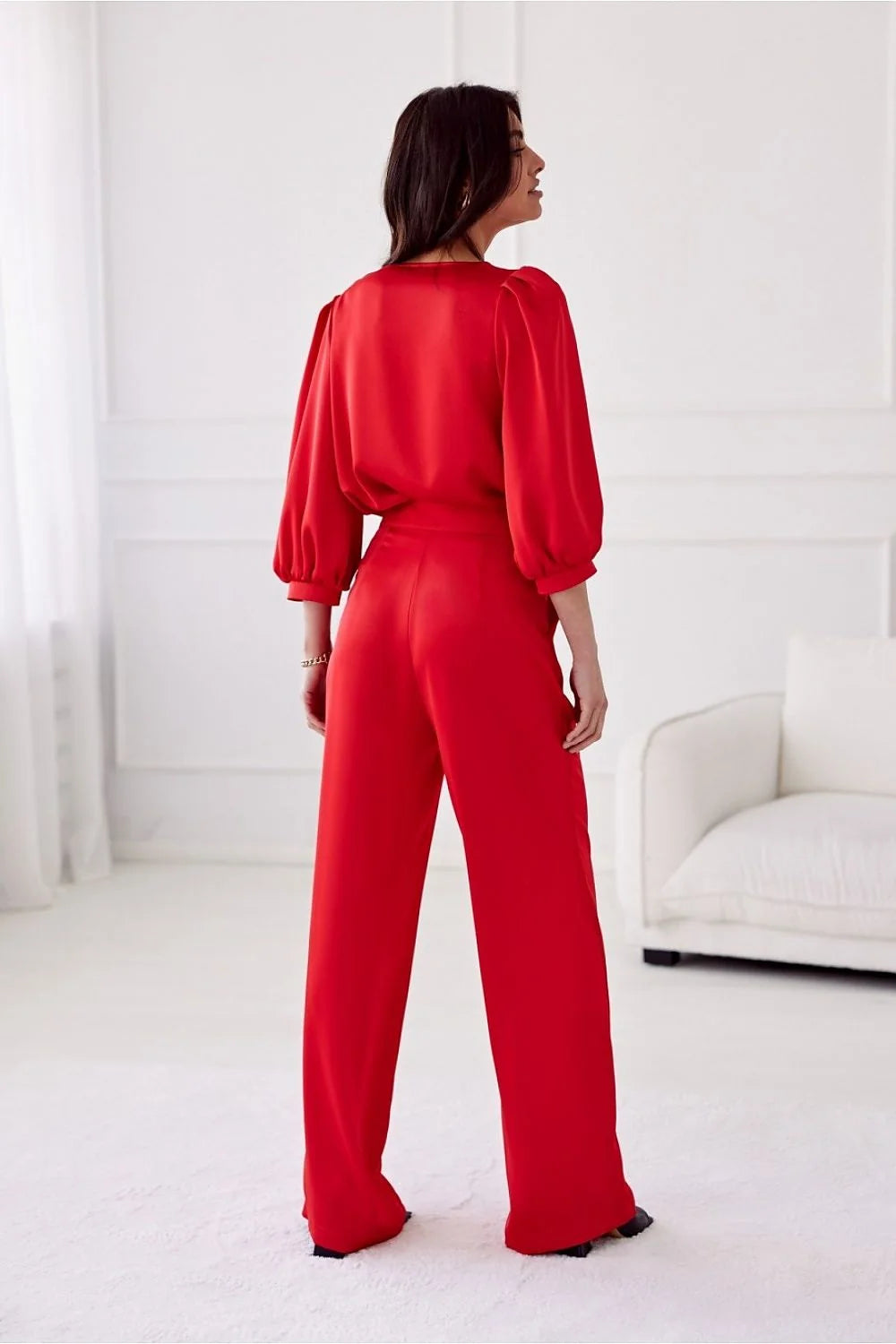 Ensemble féminin élégant rouge vif blouse col rond manches trois-quarts pantalon taille haute coupe large