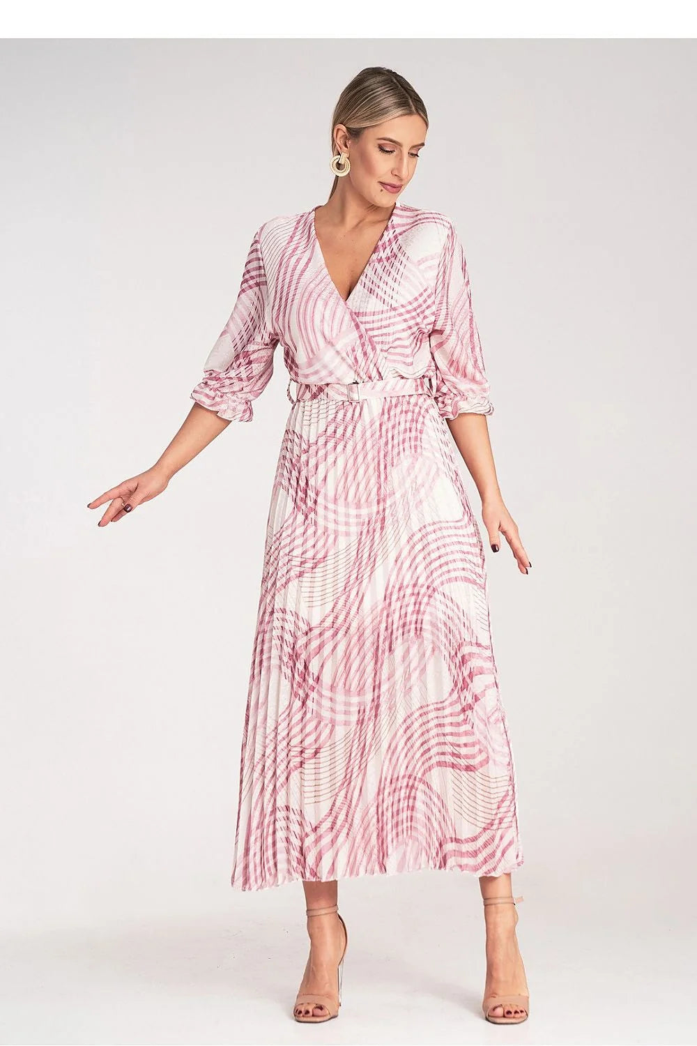 Robe élégante longue manches trois-quarts décolleté V croisé motif zigzag rose et blanc tissu léger ceinture assortie femme