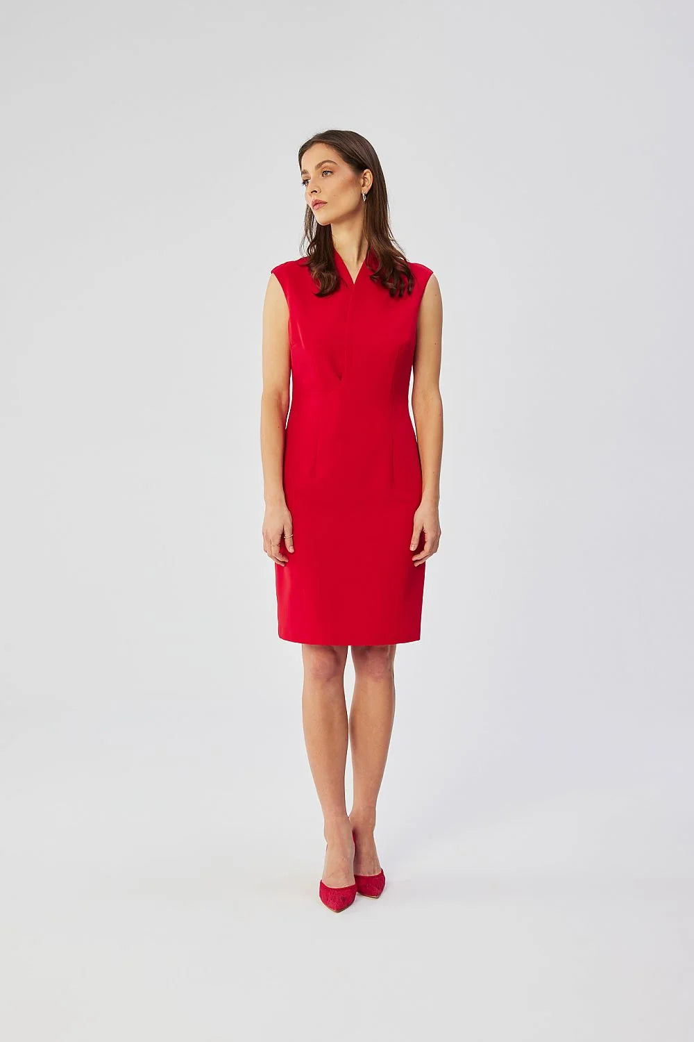 Robe de jour élégante sans manches rouge vif design minimaliste coupe cintrée occasion cocktail réunion professionnelle femme