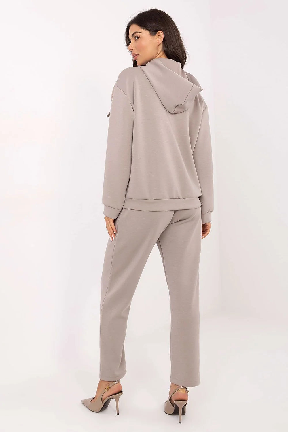 ensemble survêtement femme zippé capuche matelassé beige taupe viscose élasthanne molleton coupe décontractée taille haute fuselée poches décoratives broches